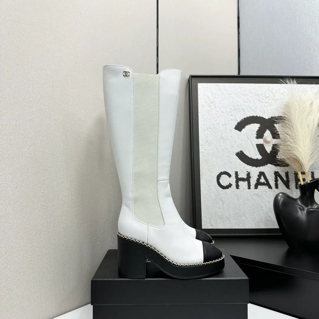 👟👟Ex-factory price 960👟👟 CHANEL Xiaoxiang 2024 autumn and winter sheepskin boots high boots knight boots The version is also the basic version of the Martin boots, neat and handsome. The upper is made of cowhide, super soft against the skin, wide and full, handsome and comfortable. The lining is soft water-dyed cowhide. The sole is original rubber outsole. Exclusive top quality 35-39. 40 customized